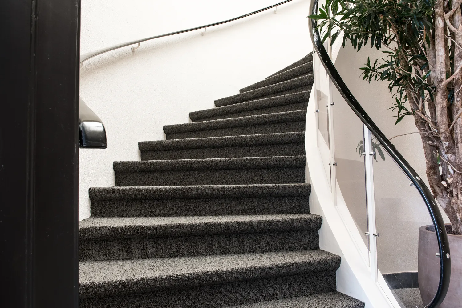 Jakie listwy do wykładziny dywanowej?